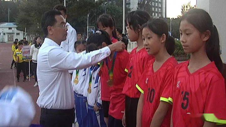 桂城中小学足球联赛 映月中学获双料冠军‘ayx官方网站’(图4)
桂城中小学足球联赛 映月中学获双料冠军‘ayx官方网站’(图4)