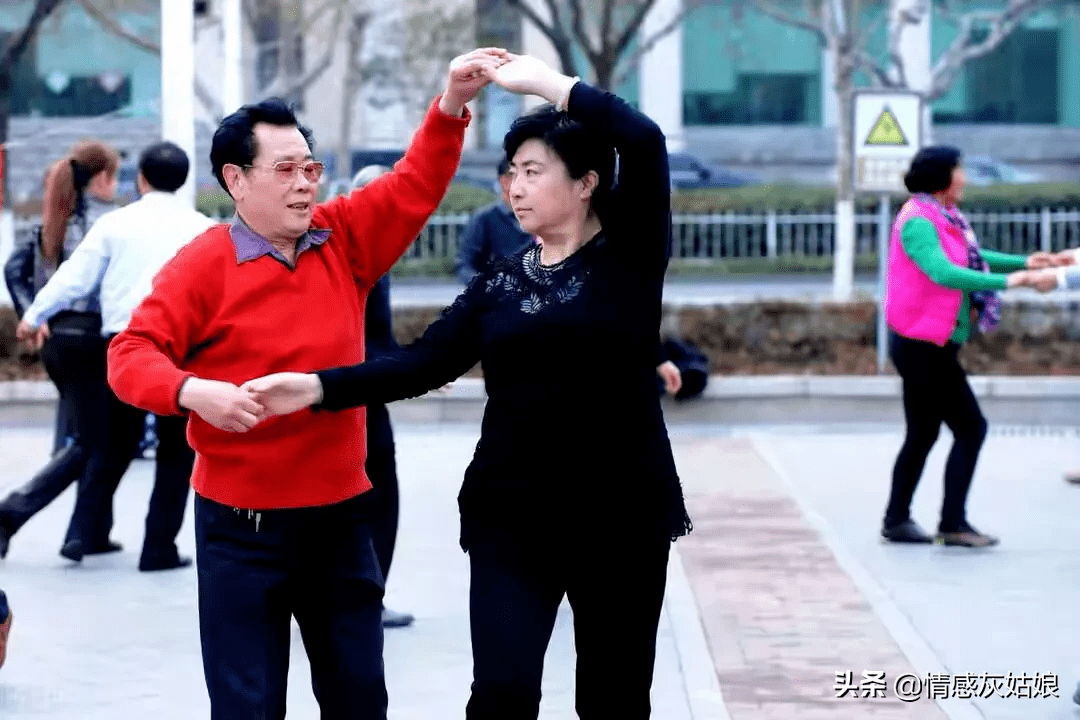 为何要规劝已婚女人 不要着迷广场舞?3个60岁女人道出心里的痛【ayx官网】(图2)
为何要规劝已婚女人 不要着迷广场舞?3个60岁女人道出心里的痛【ayx官网】(图2)