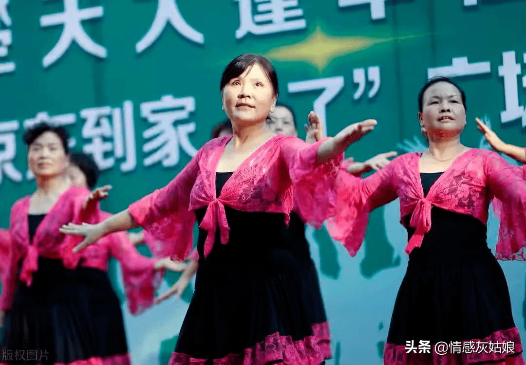 为何要规劝已婚女人 不要着迷广场舞?3个60岁女人道出心里的痛【ayx官网】(图4)
为何要规劝已婚女人 不要着迷广场舞?3个60岁女人道出心里的痛【ayx官网】(图4)