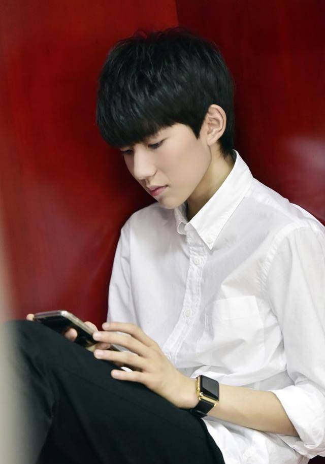 ayx官方网站：
王源官方身高170 陈小春官方身高178 两人同框后 到底谁说谎(图6)