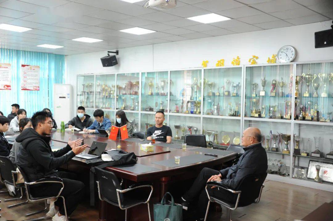 【ayx官方网站】
我国体育学泰斗卢元镇教授莅临我校体育部开展讲座交流(图4)