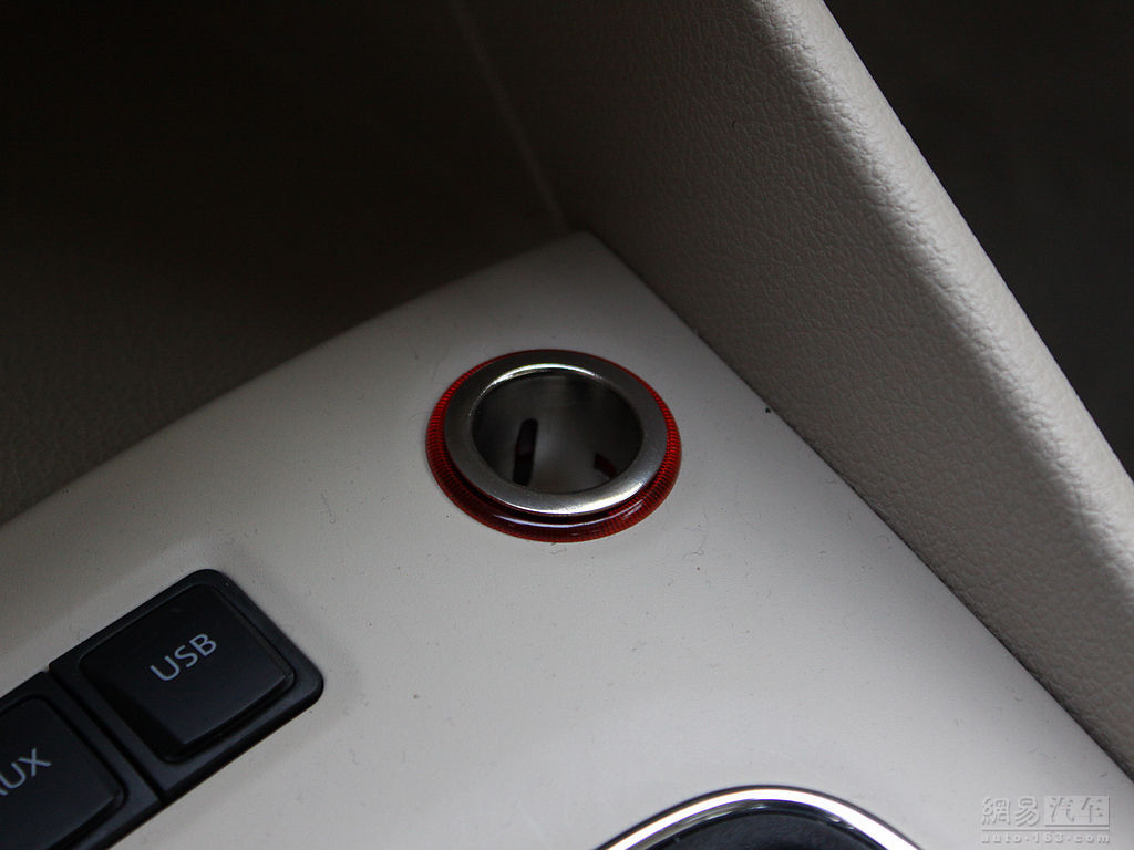 40岁的女人 拒绝“大妈装” 学会这些穿搭技巧 减龄还时髦【爱游戏(ayx)中国官方网站】(图3) 爱游戏(ayx)中国官方网站