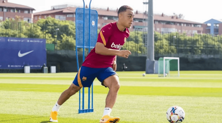 
巴萨欧冠首发11人浮现！梅西领衔无锋阵 1.2亿先生或成替补‘ayx官方网站’(图4)