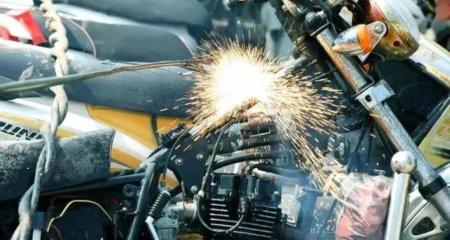 ‘ayx官网’
报废摩托销毁！摩托车报废年限何时取消？(图5)