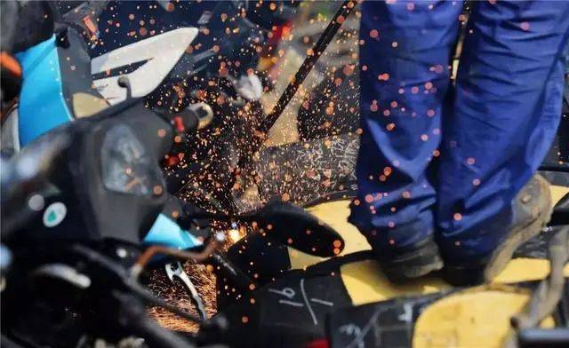 ‘ayx官网’
报废摩托销毁！摩托车报废年限何时取消？(图8)