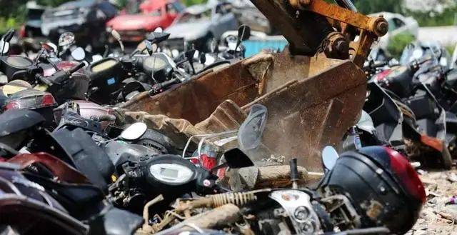 ‘ayx官网’
报废摩托销毁！摩托车报废年限何时取消？(图13)