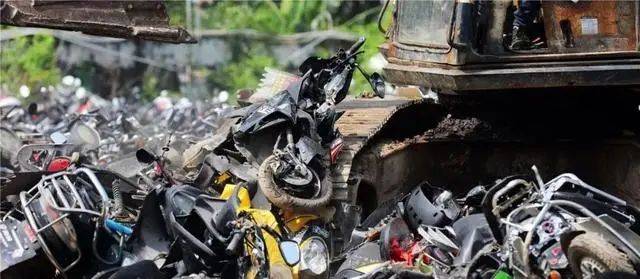 ‘ayx官网’
报废摩托销毁！摩托车报废年限何时取消？(图15)