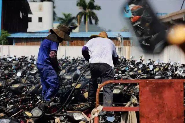 ‘ayx官网’
报废摩托销毁！摩托车报废年限何时取消？(图20)